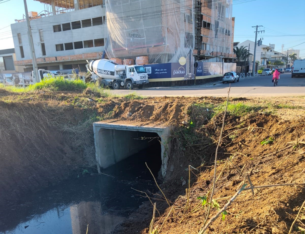 Tubarão intensifica limpeza de drenagem para evitar alagamentos