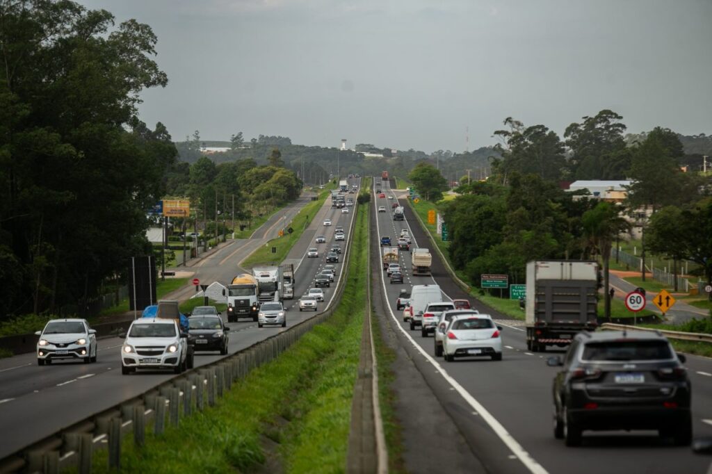 Vai pegar a BR-101 no feriadão? Mais de 630 mil veículos devem cruzar SC