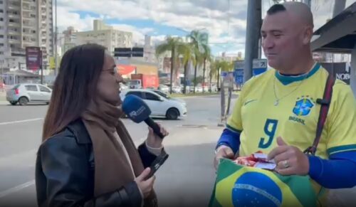 Vendedor de pipoca vira atração em Criciúma com visual inspirado em Ronaldo Fenômeno