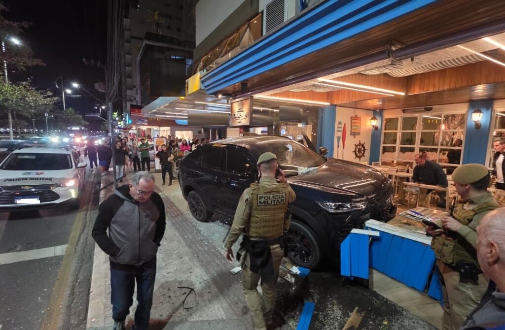 Gestante perde controle de direção de veículo e invade restaurante em avenida no Centro de BC
