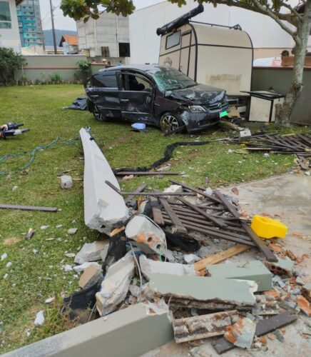 Condutora fica ferida após automóvel desgovernado derrubar muro e poste em Navegantes