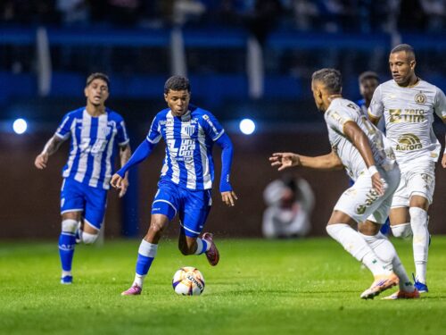 Avaí goleia Chapecoense e coloca uma mão na taça da Copa Sul-Sudeste