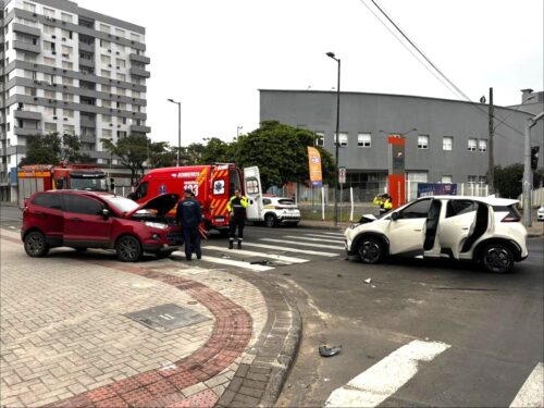 Colisão entre dois veículos deixa três feridos no Centro de Criciúma