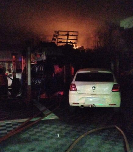 Incêndio atinge oficina mecânica e danifica veículos em Navegantes