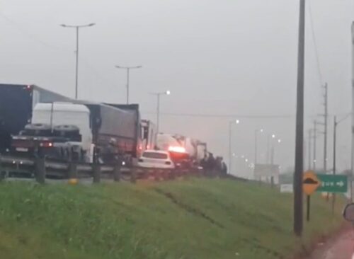 Grave acidente na BR-101 em Itajaí deixa duas mulheres mortas e provoca longas filas