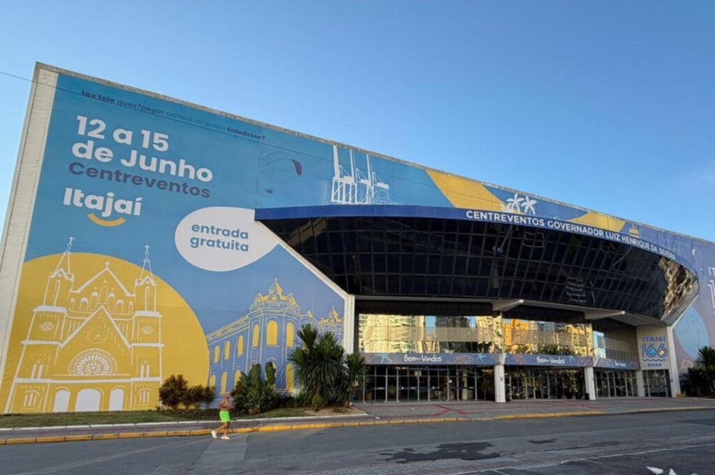 Semana começa com show de Victor&Leo e alteração nos horários de funcionamento dos serviços públicos municipais de Itajaí