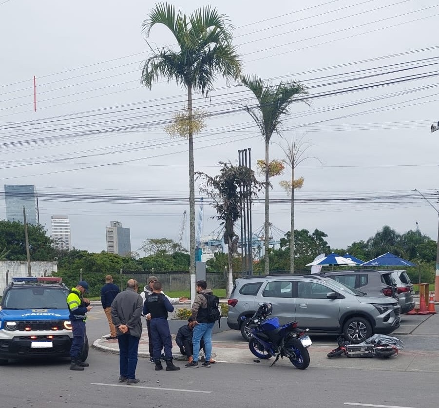 Colisão entre motocicleta e bicicleta elétrica deixa homem ferido em Navegantes