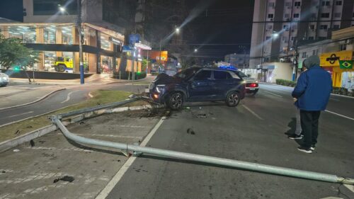 Veículo capota após colidir em poste e deixa condutora ferida em avenida de BC