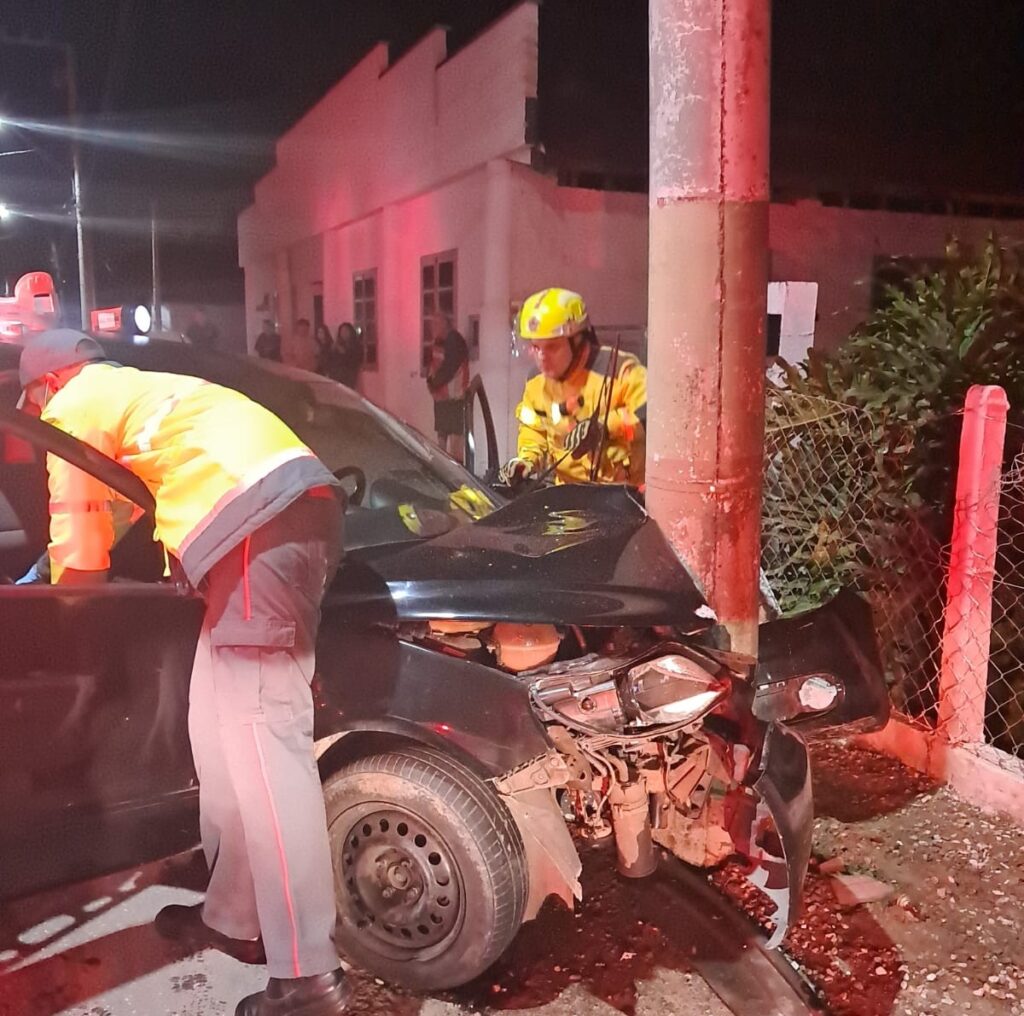 Condutor fica ferido após colidir automóvel em poste em Brusque