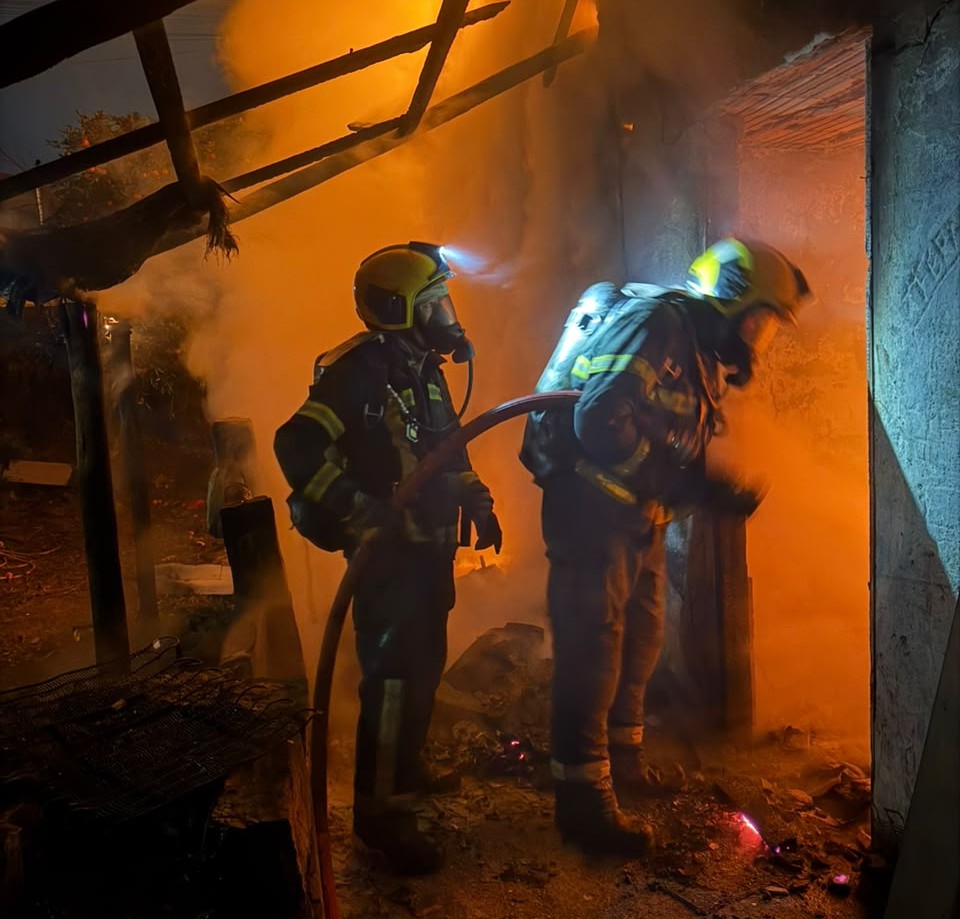 Residência abandonada é demolida após ter sido atingida por incêndio em Criciúma