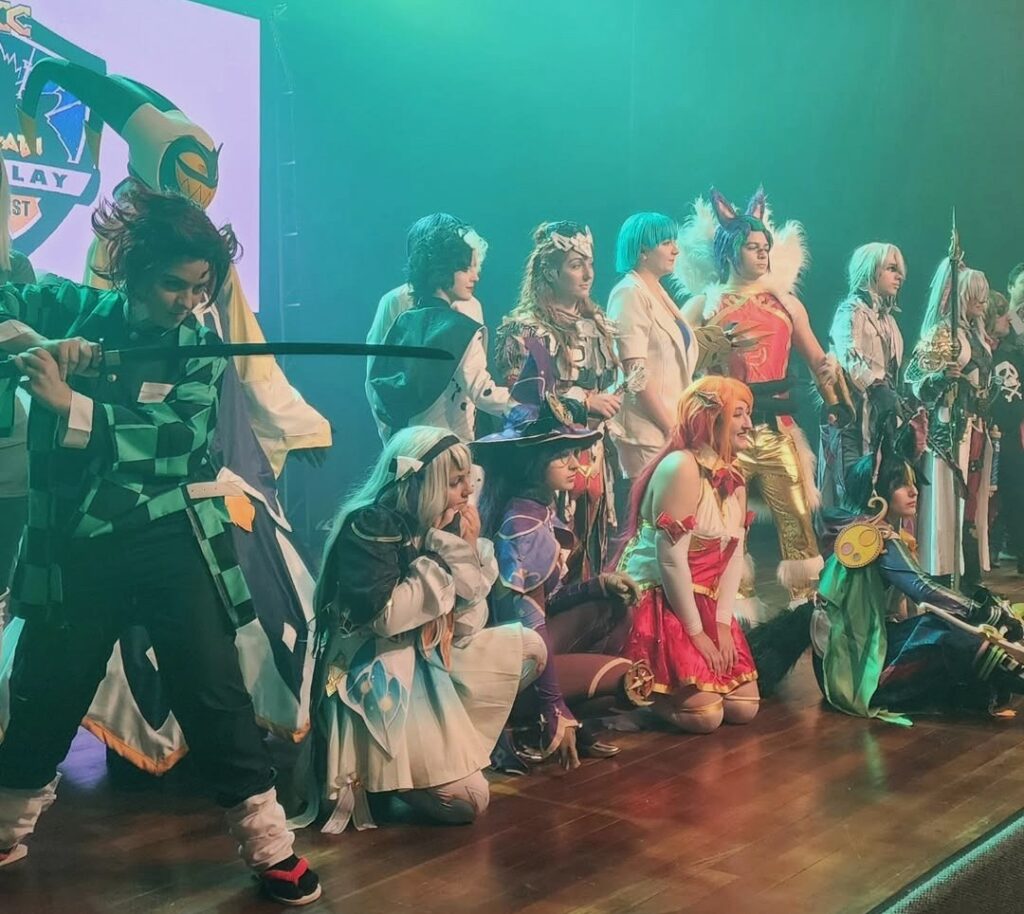 Cosplay, K-pop e troca de figurinhas serão as atrações do NAVEGEEK 2026 em Navegantes. - Foto: Divulgação