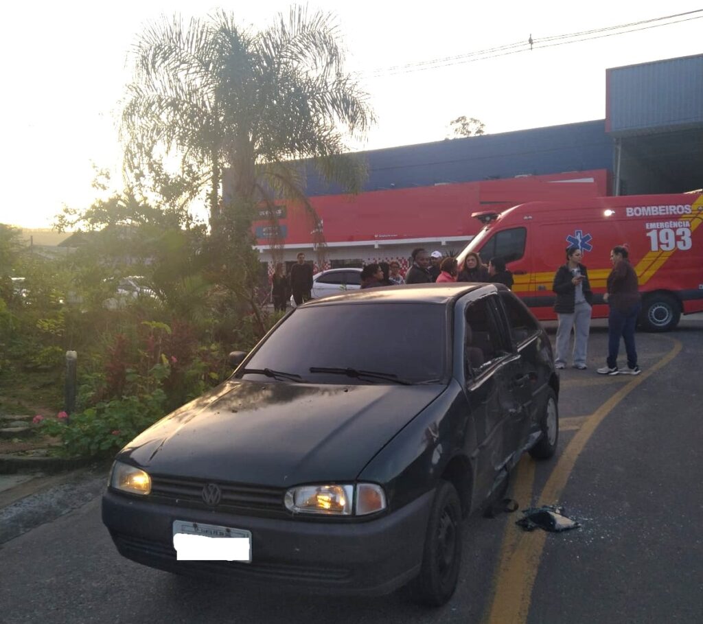 Motociclista é ejetado contra árvore após acidente de trânsito em Criciúma