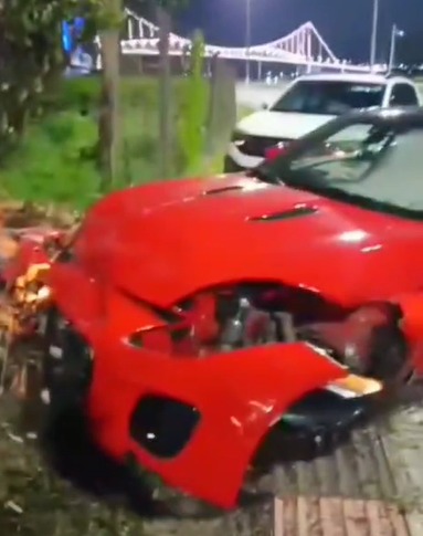 Condutor abandona Jaguar após acidente na Beira-Mar Norte em Florianópolis