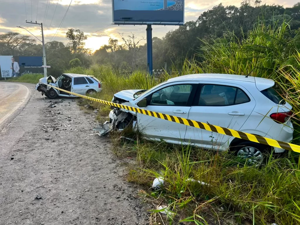 Condutor fica preso nas ferragens após colisão entre dois automóveis na SC-414 em Penha