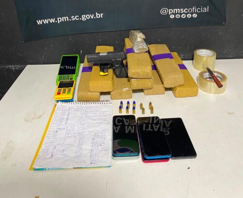 Trio é preso com 7kg de maconha e arma de fogo é apreendida em Itajaí