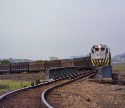 Caminhão fica preso em trilhos e interrompe tráfego ferroviário em Içara