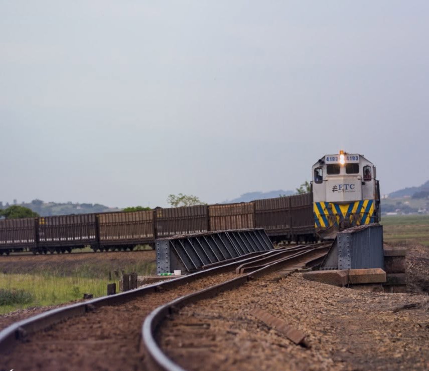 Caminhão fica preso em trilhos e interrompe tráfego ferroviário em Içara