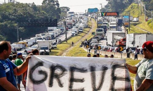 Reunião de entidades de caminhoneiros de SC vai avaliar adesão à paralisação nacional da categoria