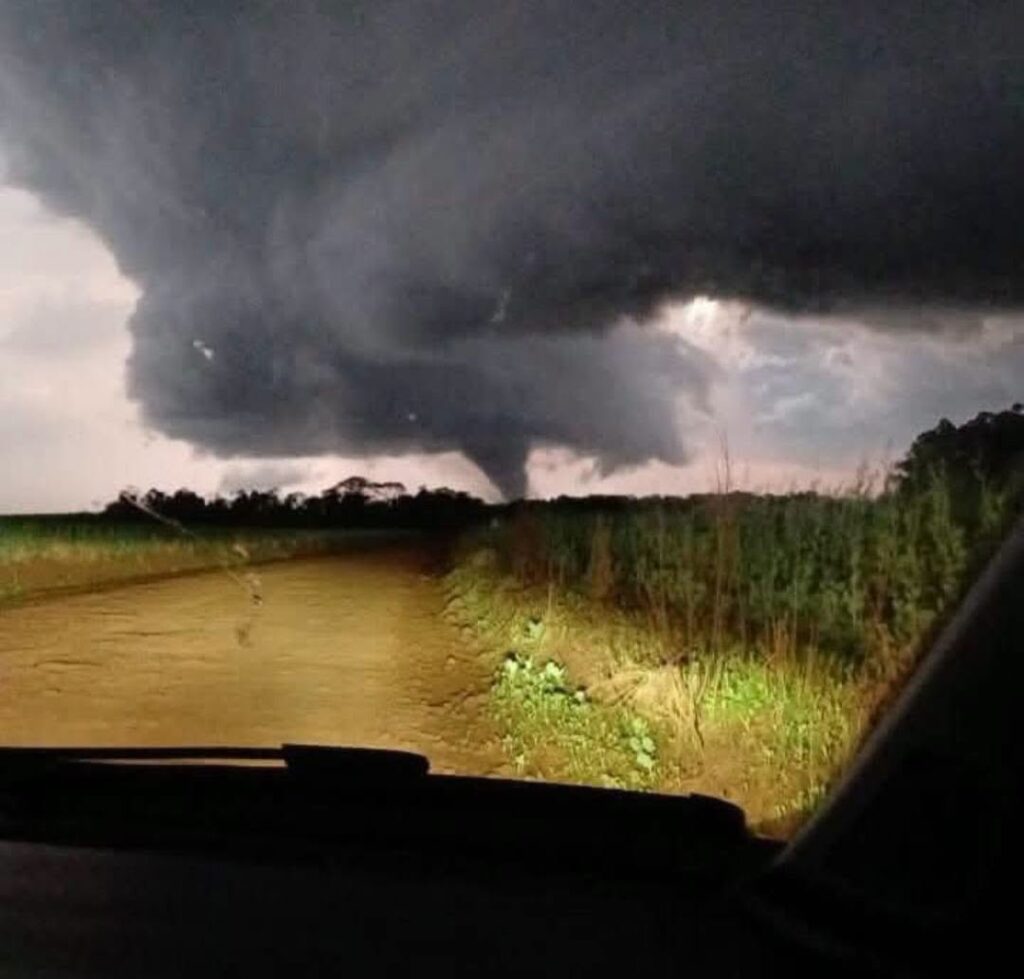 Suposto tornado atinge comunidades rurais de município gaúcho