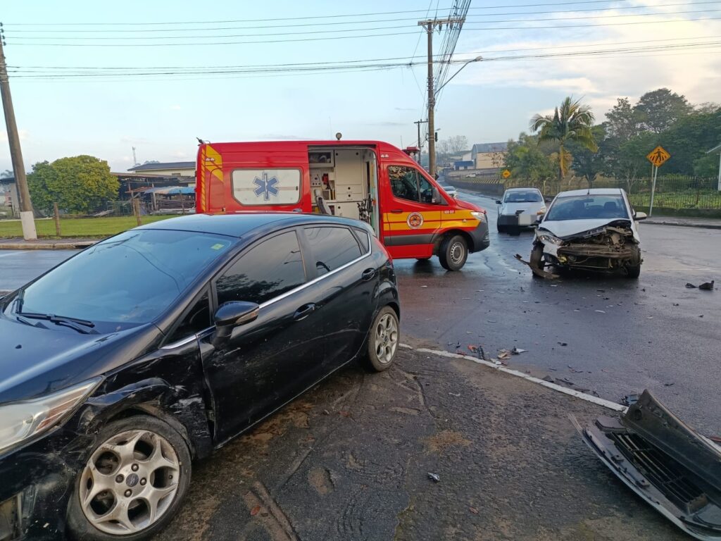 Acidente a caminho da escola mobiliza bombeiros e assusta adolescente em Criciúma