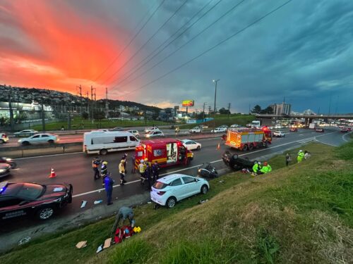 Acidente entre dois carros e moto deixa feridos e mobiliza bombeiros em São José