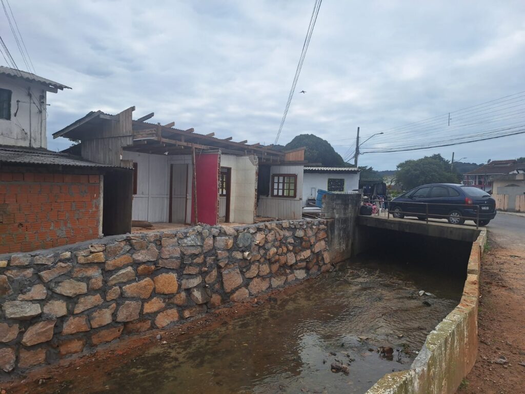 Após risco de desabamento, Prefeitura conclui obra em canal e libera área em São José