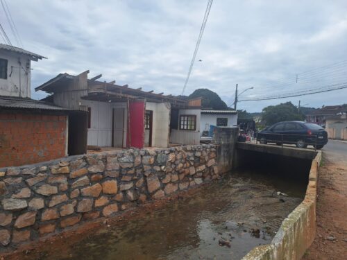 Após risco de desabamento, Prefeitura conclui obra em canal e libera área em São José