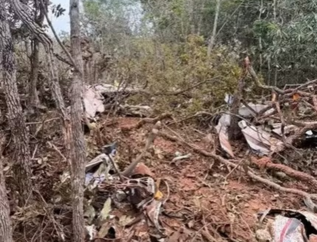 Avião cai durante tentativa de pouso e deixa dois mortos na manhã desta sexta