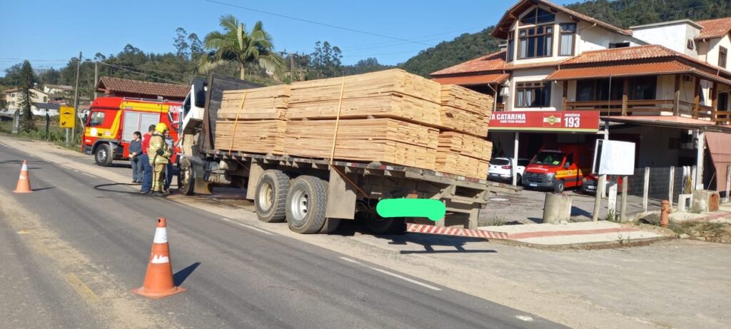 Caminhão carregado com madeira pega fogo em frente a quartel dos Bombeiros em SC