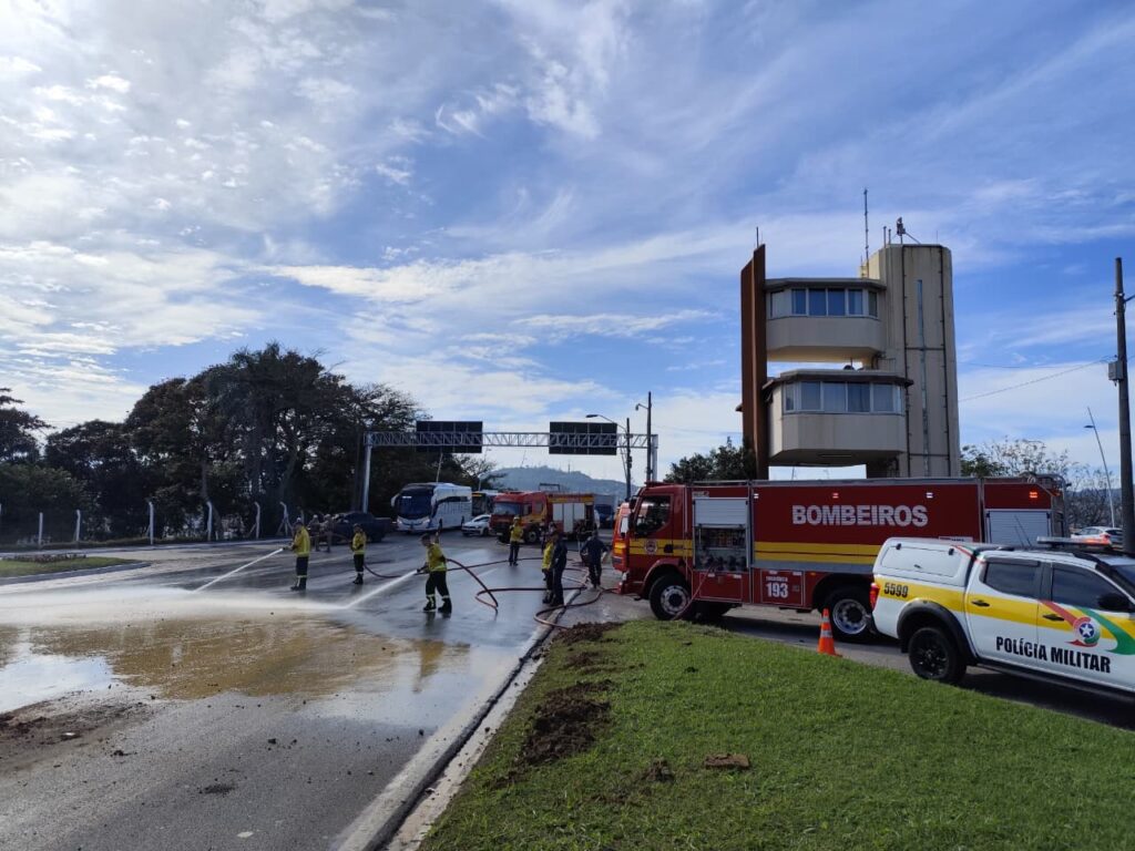 Caminhão derrama barro na Ponte Colombo Salles, causa queda de motociclista e mobiliza bombeiros