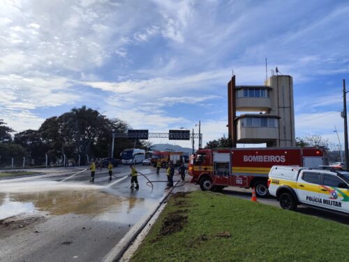 Caminhão derrama barro na Ponte Colombo Salles, causa queda de motociclista e mobiliza bombeiros