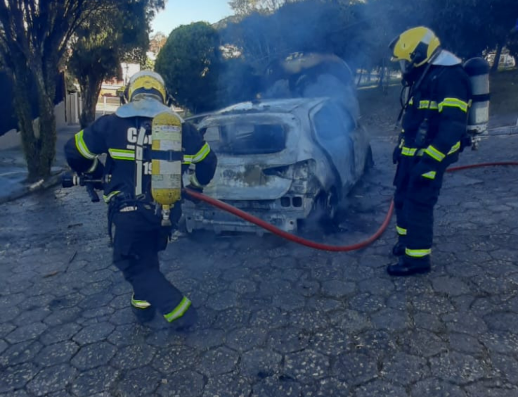 Carro de aplicativo pega fogo após curto em carregador e fica destruído em São José