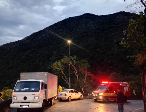Carro derrapa na Serra do Rio do Rastro e bate de frente em caminhão