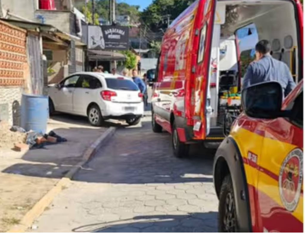 Carro desgovernado invade casa e atropela mulher que tentava escapar em Camboriú