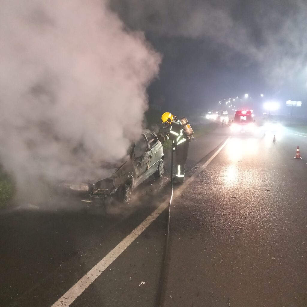 Carro é destruído por incêndio na Via Rápida e mobiliza bombeiros em Içara