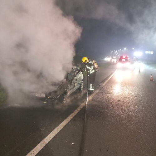 Carro é destruído por incêndio na Via Rápida e mobiliza bombeiros em Içara
