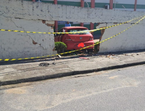 Carro invade escola em Brusque após motorista perder a consciência