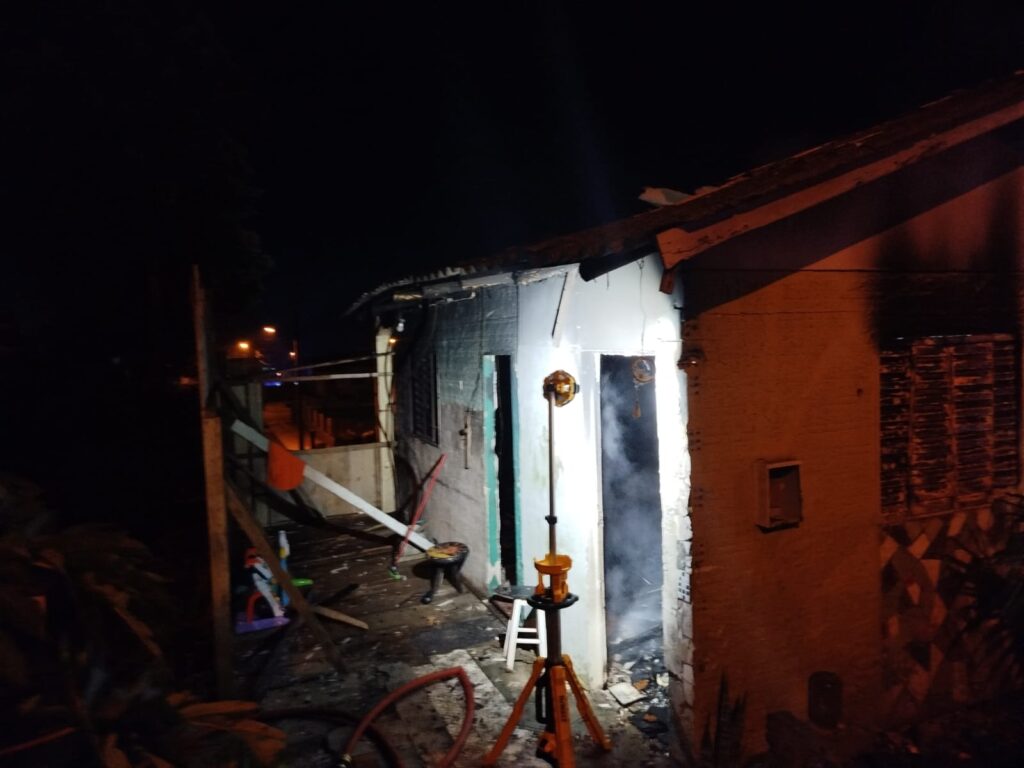 Casa é destruída por incêndio durante a madrugada em Turvo
