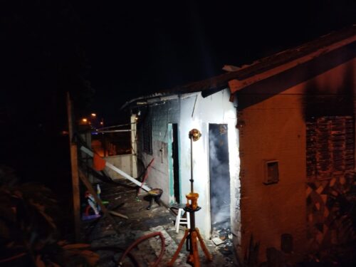 Casa é destruída por incêndio durante a madrugada em Turvo