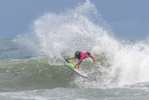 Catarinense conquista título inédito do Brasileiro de Surfe e entra na briga pelo campeonato