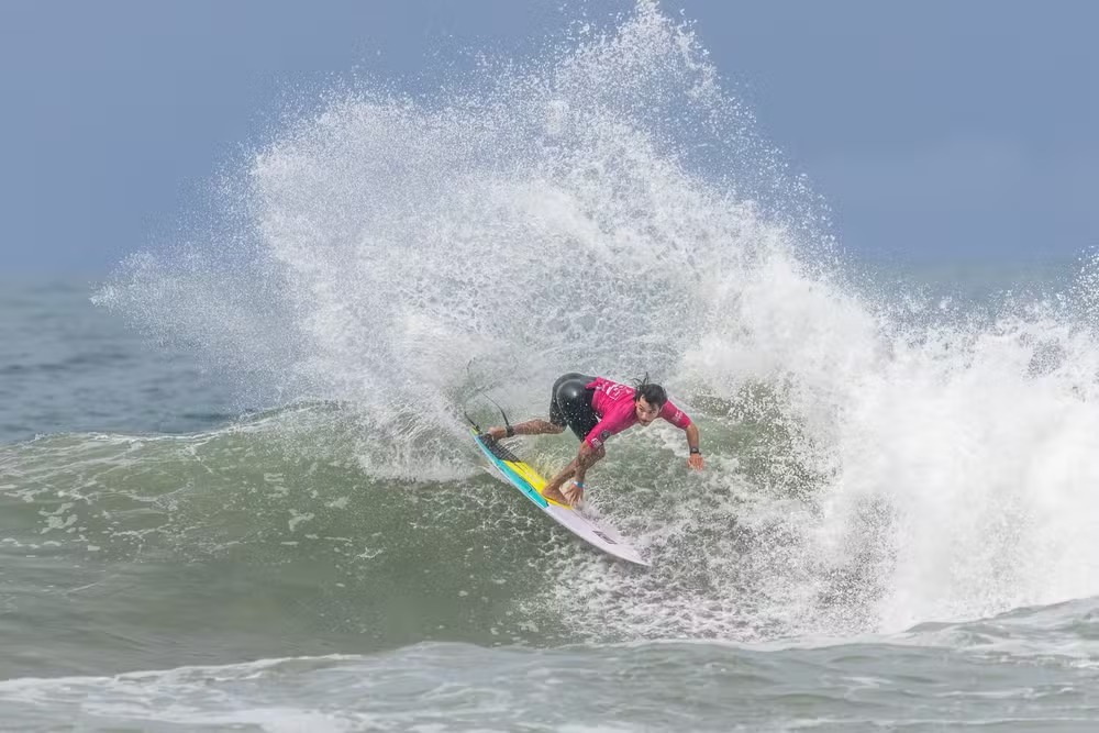 Catarinense conquista título inédito do Brasileiro de Surfe e entra na briga pelo campeonato