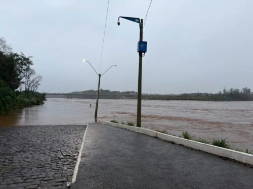 Chuva deixa 143 cidades em alerta e rios seguem subindo no Rio Grande do Sul