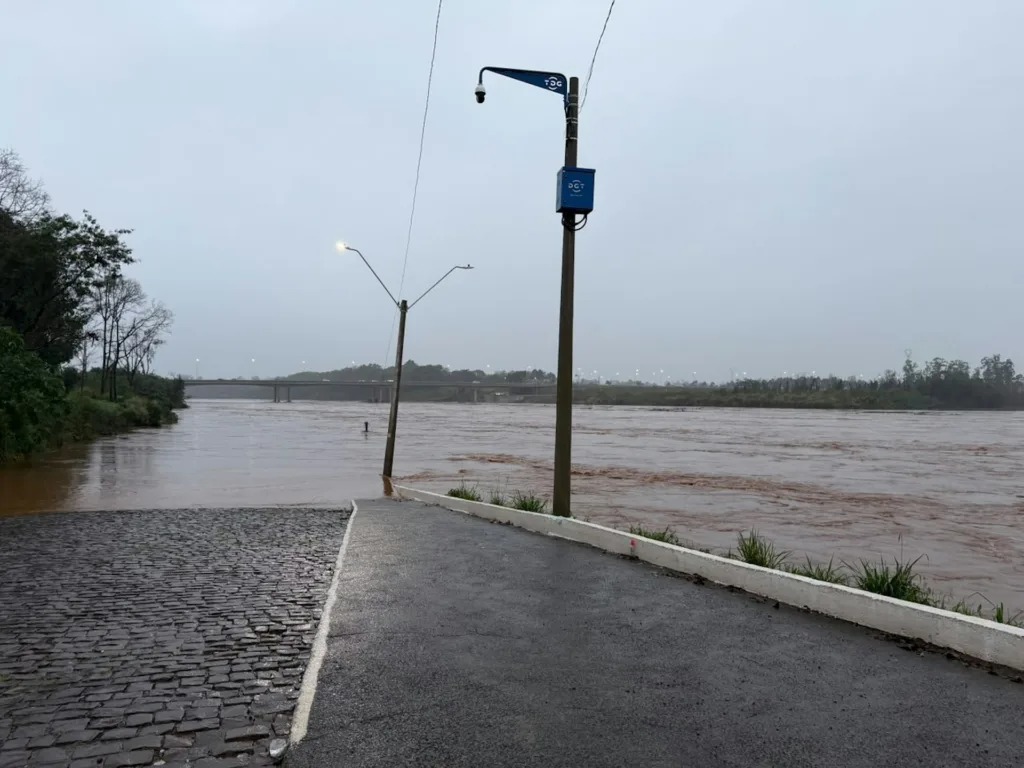Chuva deixa 143 cidades em alerta e rios seguem subindo no Rio Grande do Sul