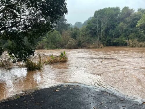Chuva extrema faz rios subirem e coloca cidades do Sul em alerta máximo