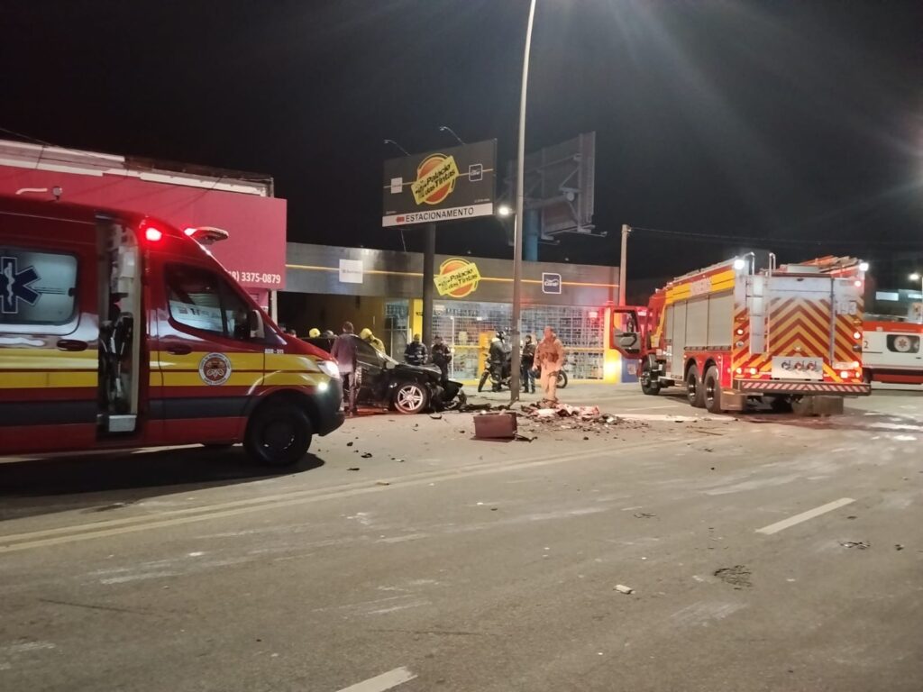 Colisão com caminhão deixa motorista ferido em São José