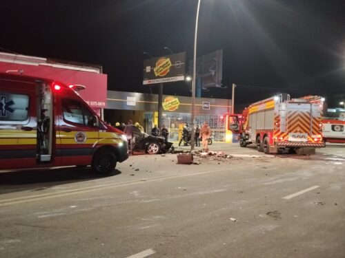 Colisão com caminhão deixa motorista ferido em São José