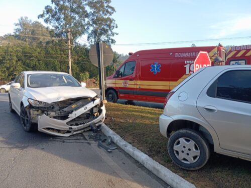 Colisão entre dois carros deixa motorista ferida e mobiliza equipes em Lauro Müller