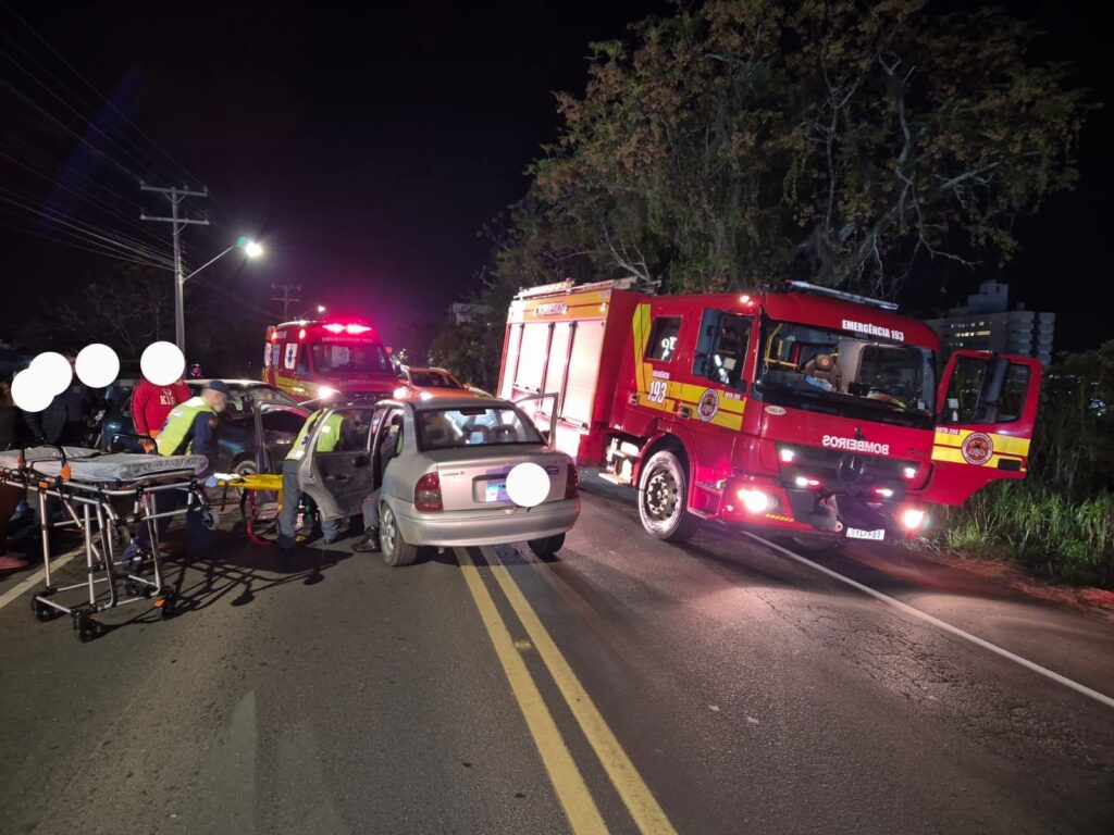 Colisão frontal entre carros deixa motorista ferido na SC-445, em Içara