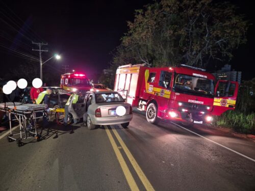 Colisão frontal entre carros deixa motorista ferido na SC-445, em Içara