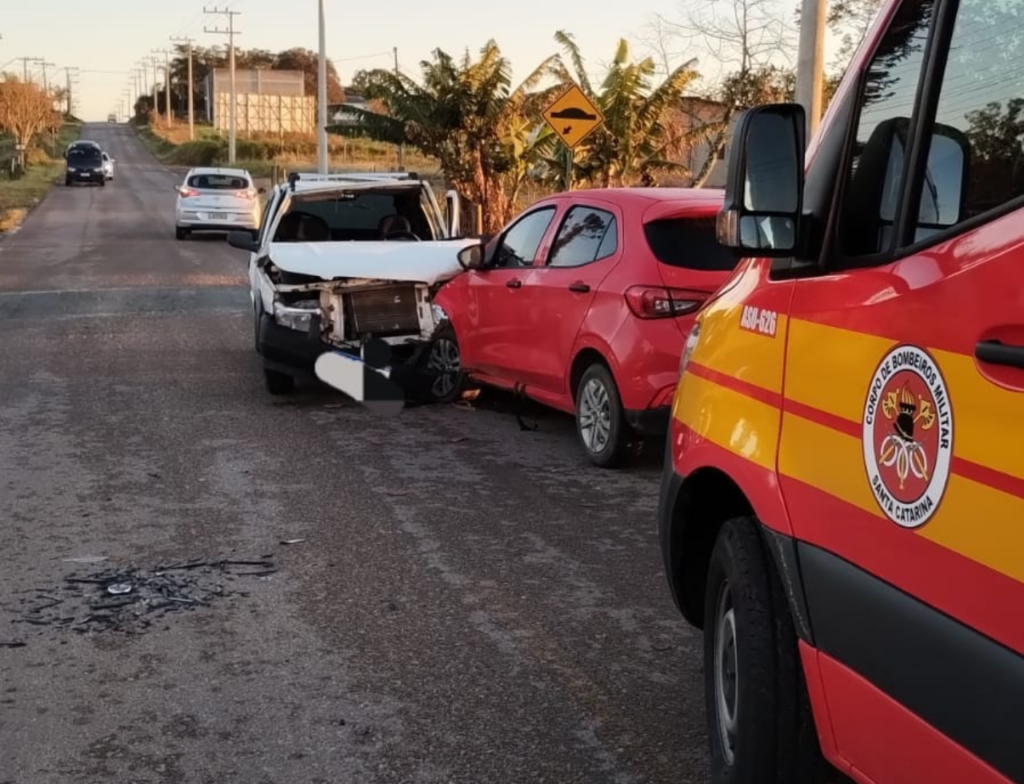 Colisão frontal entre dois carros deixa feridos e mobiliza bombeiros em Içara